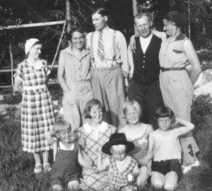 Gruppbild på familjerna Carlsson och Granberg omkring 1936.